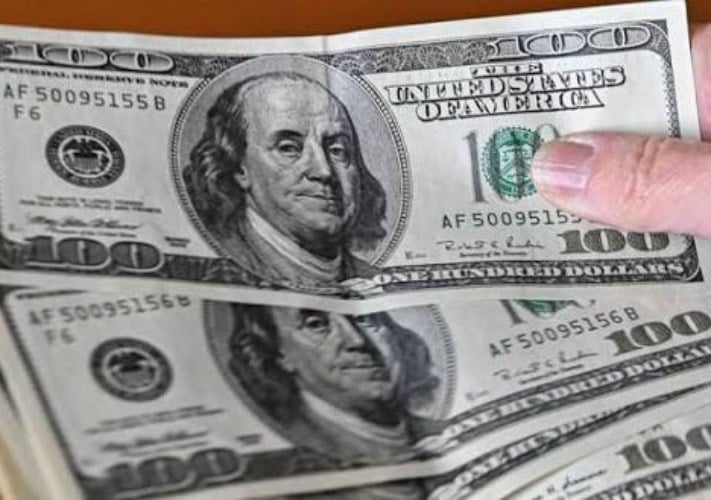 سوسيتيه جنرال يكشف كيف يدفع ارتفاع الفائدة الأمريكية الدولار نحو تفوق ساحق أمام العملات الرئيسية