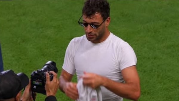 نجوم الفن يسخرون من لاعب إيران صاحب تريند النظارة