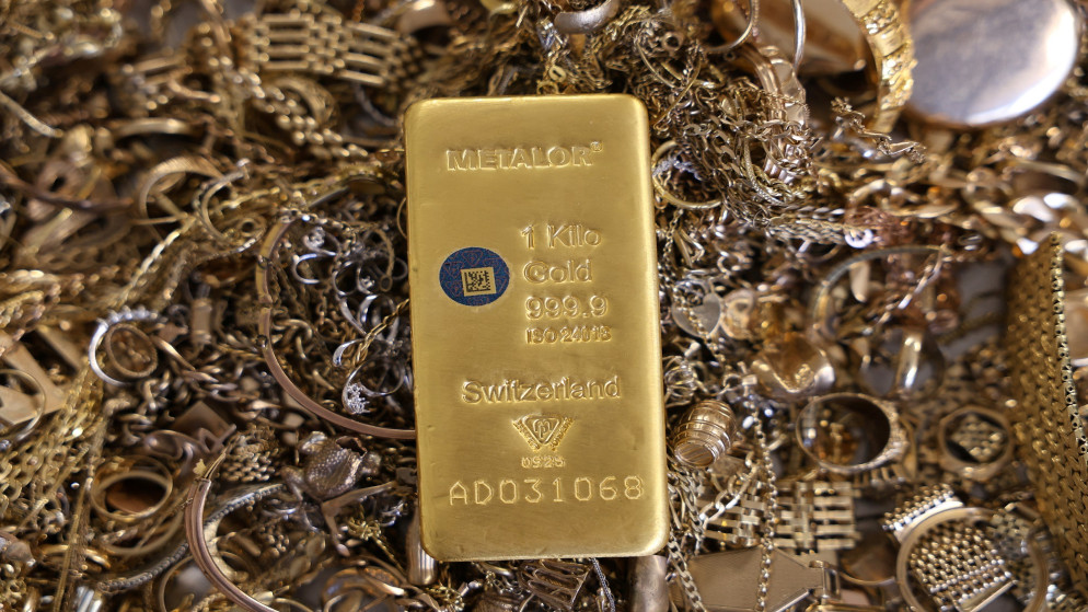 انخفاض سعر الذهب بالتزامن مع صعود أسعار النفط العالمية بسبب تزايد حدة التوترات الأمريكية الإيرانية