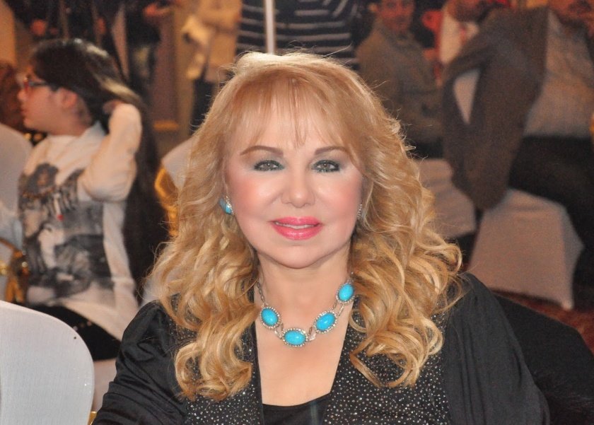 انهيار سهير شلبي أثناء تشييع جنازة شقيقها.. والعزاء غدا