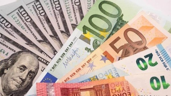 أسعار العملات اليوم أمام الجنيه المصري.. الدولار يسجل 49.57 جنيه للشراء