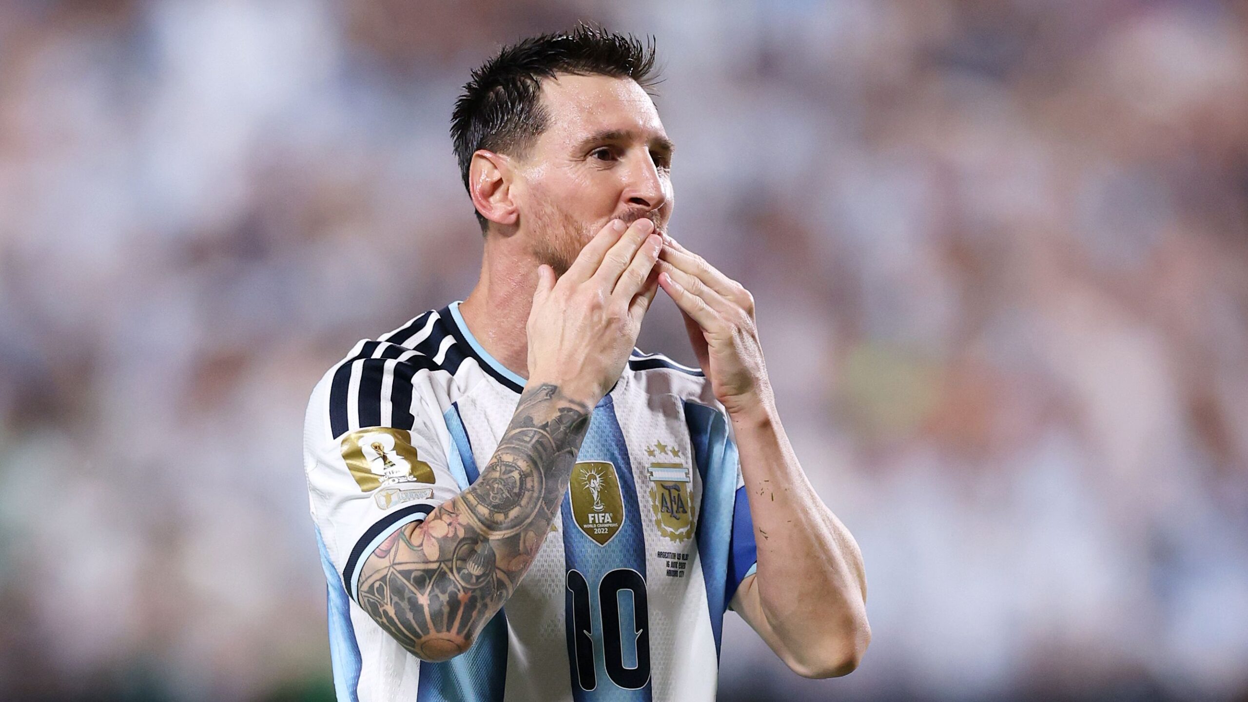 إبراهيموفيتش ينبهر بأداء ميسي في كأس العالم ويؤكد تفوقه على مارادونا وبيليه