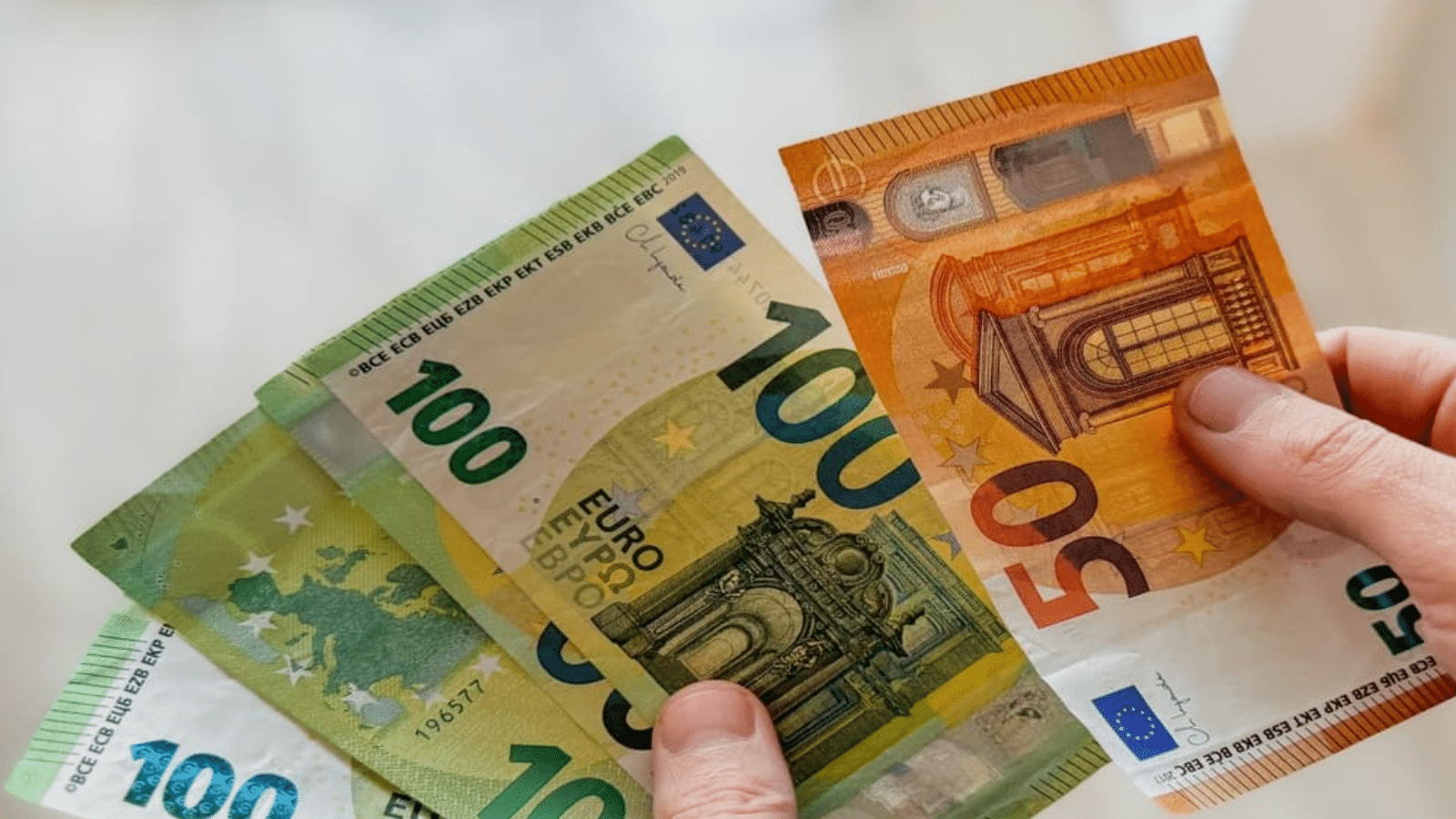 تحديثات لحظية لأسعار صرف العملات اليوم في السوق الموازية عبر موقع أوراس لمتابعة التغيرات الآن
