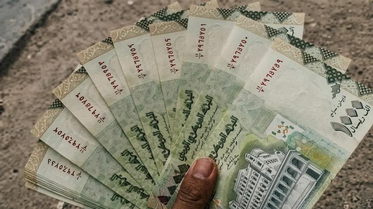 لغز الفجوة النقدية القياسية بين عدن وصنعاء كيف يختلف سعر الدولار بألف ريال يمني