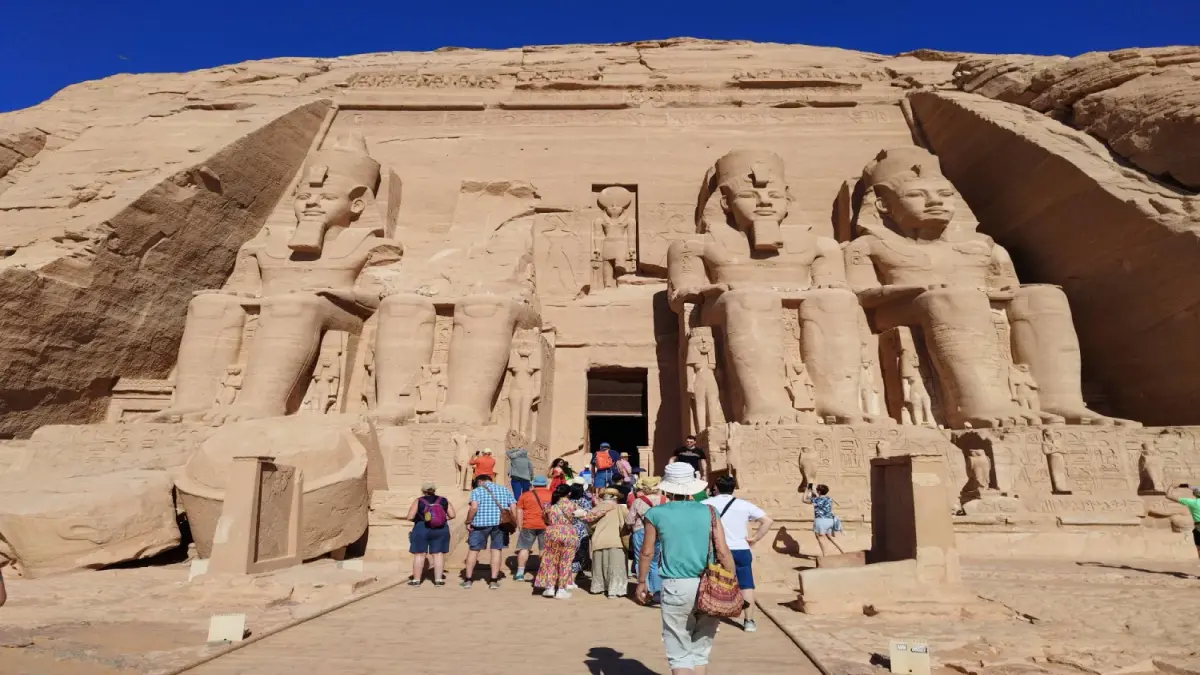 مصر تتحدى الحروب وتحقق طفرة سياحية كبرى باستقبال 6.1 مليون سائح خلال 4 أشهر فقط