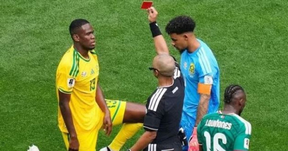 انطلقت بطولة كأس العالم 2026 ببداية مثيرة: فازت المكسيك في مباراة مثيرة وسط موجة من البطاقات الحمراء.