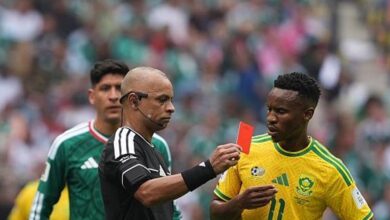 ثلاث بطاقات حمراء قياسية في اليوم الافتتاحي لكأس العالم 2026: تقنية الفيديو المساعد للحكم (VAR) والجدل في ملعب أزتيكا.