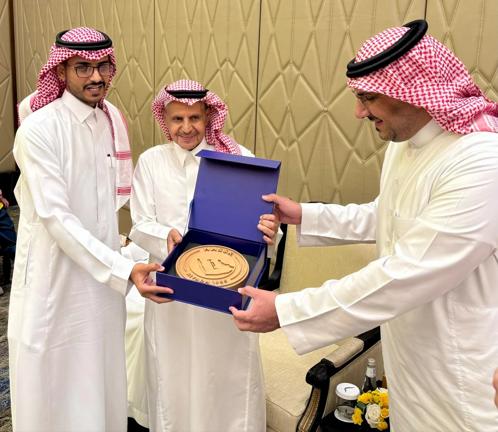 درع وهدية للعميد.. النصر يكرم المشيقح في ليلة فرح - أخبار السعودية