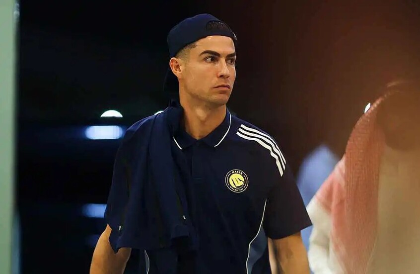 رونالدو يثير الجدل مجددًا وهو يصلي مع لاعبي النصر – صورة