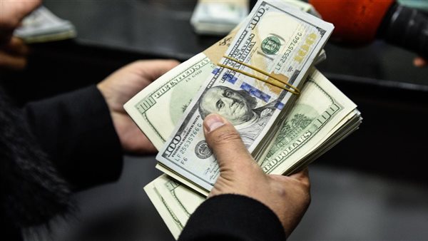 سعر الدولار اليوم بعد استقرار البنوك وتراجع السوق الموازية مساء الجمعة