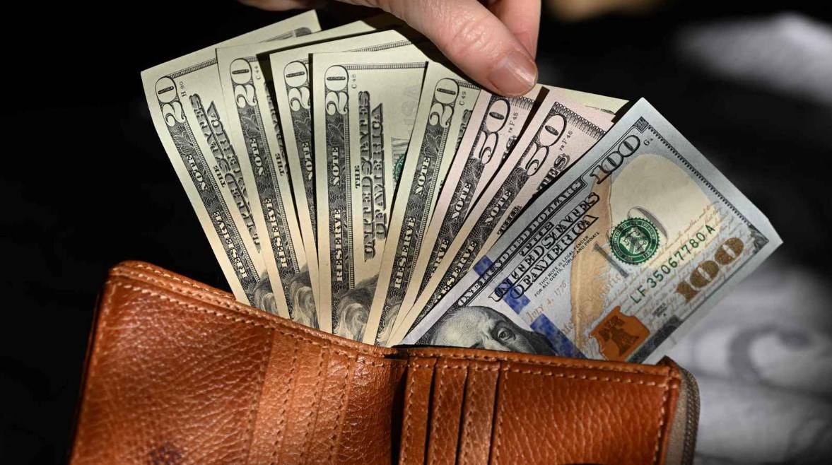 سعر صرف الدولار أمام الجنيه المصري اليوم.. كم يبلغ في البنوك؟