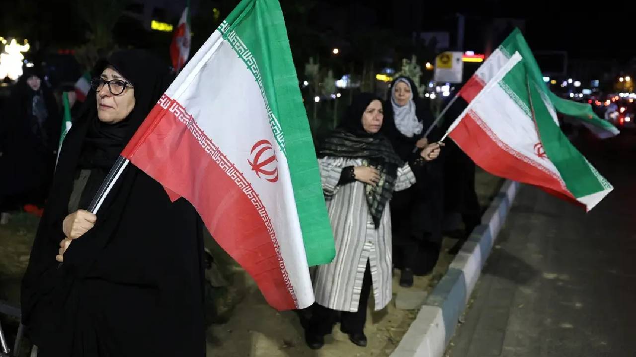 متلازمة «الصحّاف» في إيران: مسؤولو النظام يعيشون وهم النصر والشعب يدفع ثمن الحروب والفقر