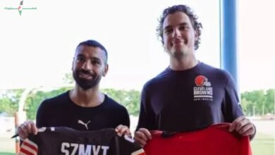 محمد صلاح يتبادل القمصان مع نجم كليفلاند براونز في لفتة عالمية بأمريكا قبل مونديال 2026