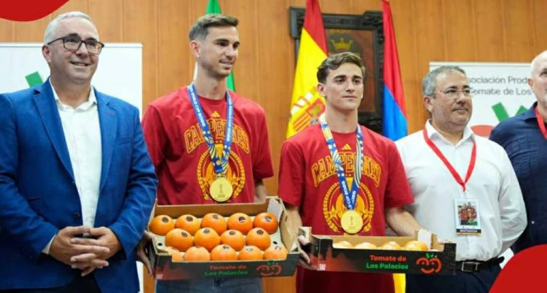 بعد الفوز بكأس العالم لماذا حصد نجما إسبانيا على 153.5 كيلوغرام من الطماطم