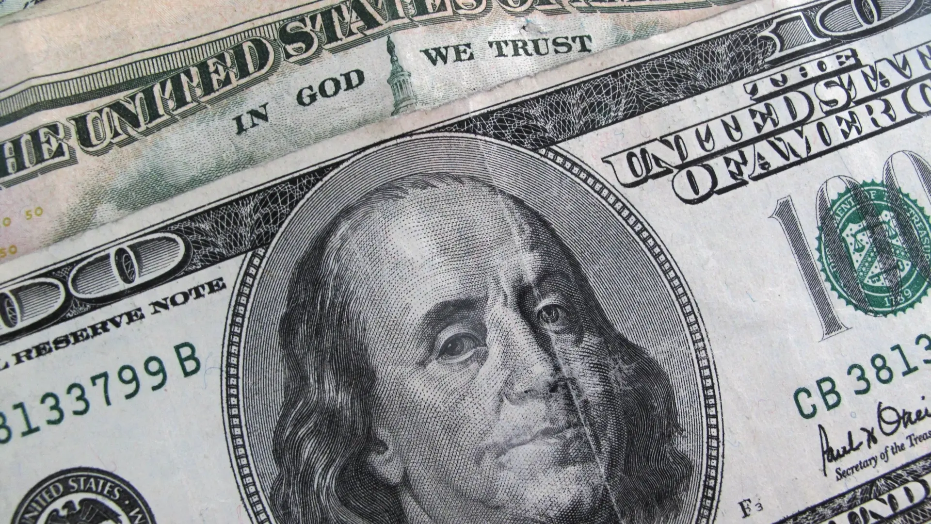 سعر صرف الدولار في العراق اليوم الأحد 12/7/2026 مقابل الدينار العراقي.. حذر بالسوق السوداء