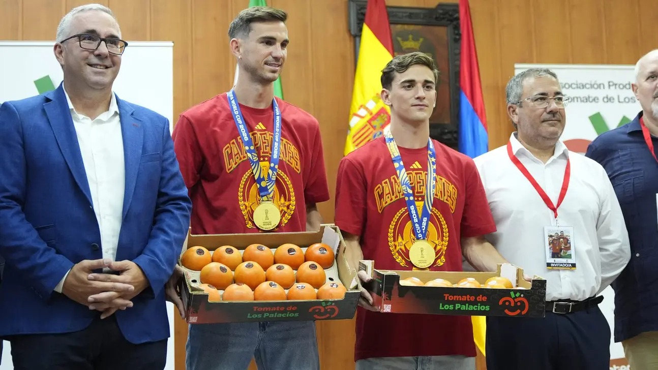 تكريم فابيان رويز وغافي بوضعهما على قالب من الطماطم بعد الفوز بكأس العالم