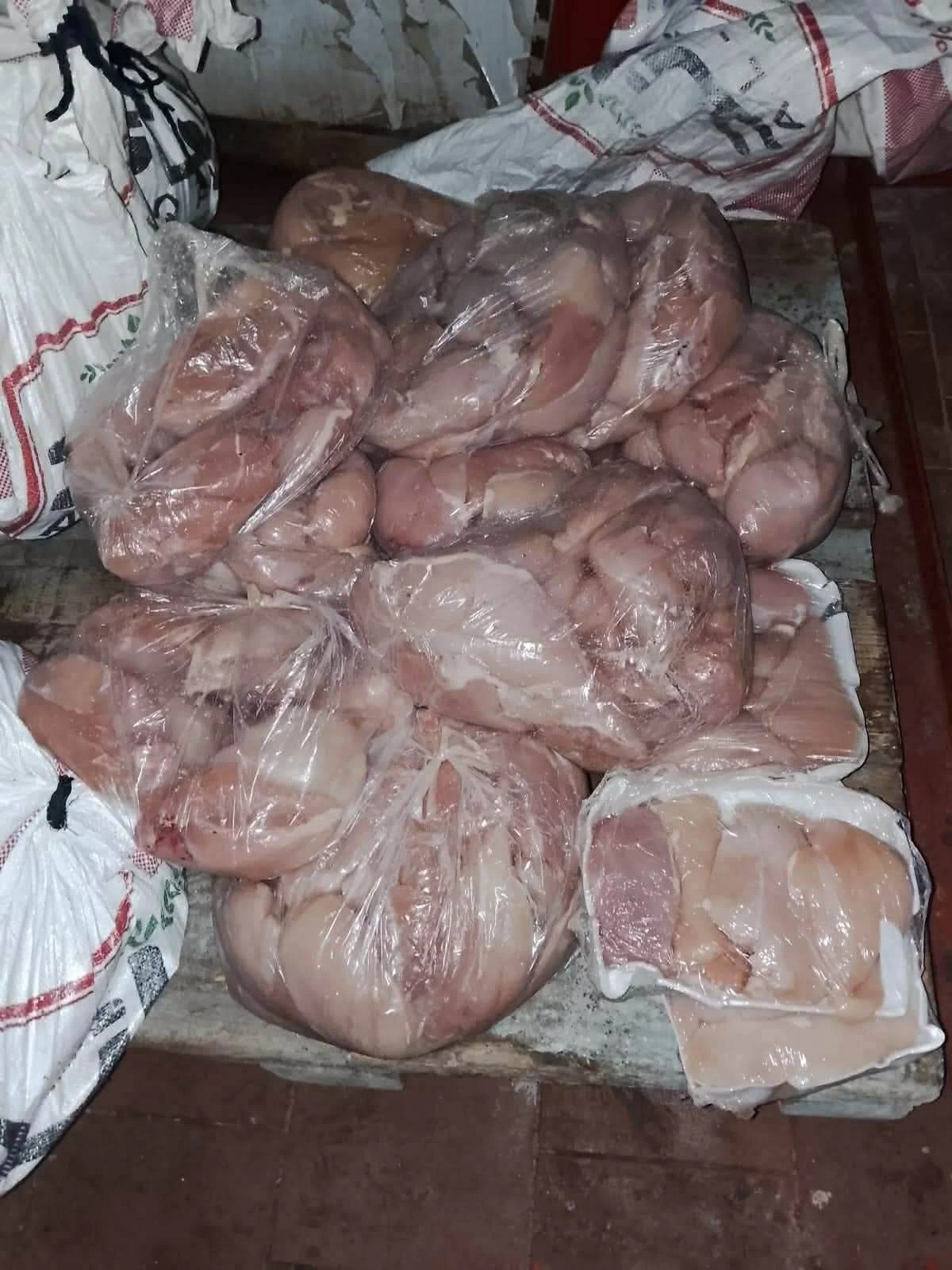 إحباط محاولة تداول 200 كيلو دواجن مجهولة المصدر في حملة تفتيشية مكبرة بمحافظة البحر الأحمر