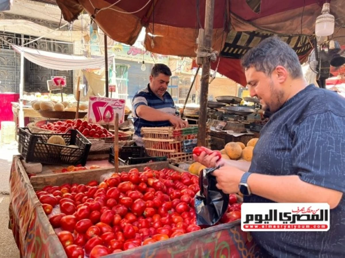 بائعة الطماطم بأشمون تعبر عن معاناتها وتناشد الله لزيادة قوتها بعد اعتداء التجار عليها