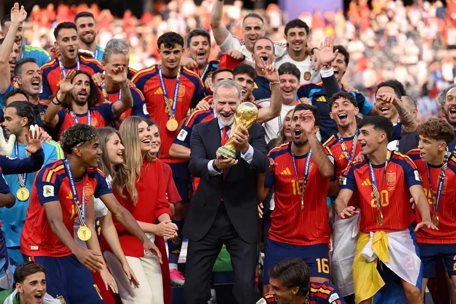 بالصور العائلة الملكية الإسبانية تشارك المنتخب فرحة التتويج بكأس العالم