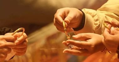 انخفاض أسعار الذهب في مصر هل يفتح فرصة للشراء أم ينذر باتجاه للبيع