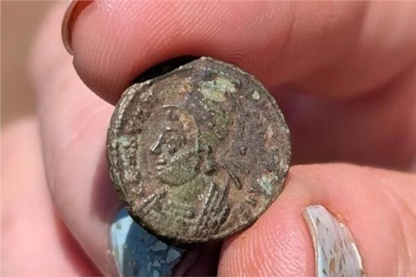 اكتشاف عملة معدنية تاريخية تعود للقسطنطينية منذ 1700 عام في إنجلترا يكشف أسرار التجارة القديمة