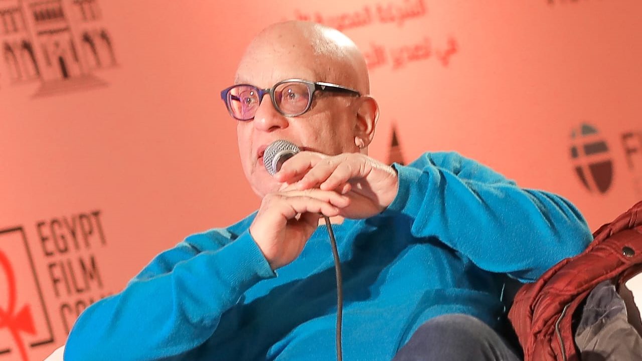 محتاج محامي شاطر.. خيري بشارة يعيد الجدل حول حق الأداء العلني