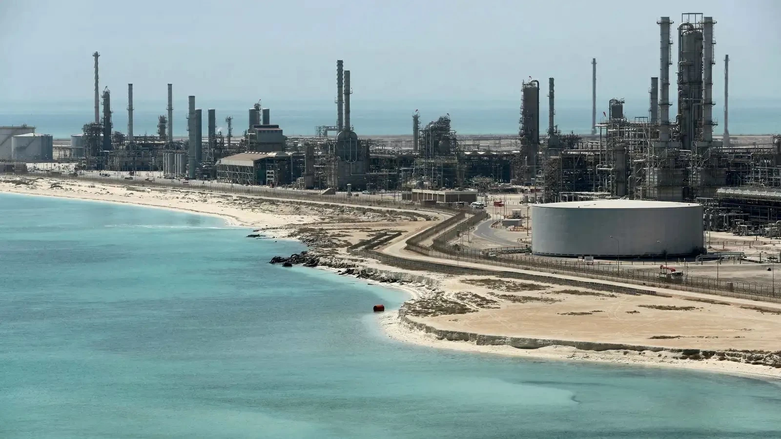 ضربات ترمب في العمق الإيراني تشعل أسواق الطاقة العالمية وتقفز الأسعار بأكثر من 3 بالمئة