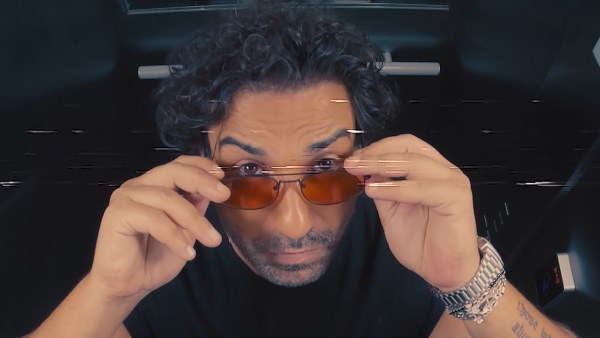 عشقه ليها يتحول إلى مشروع .. أحمد فهمي يفتتح خط إنتاج للنظارات