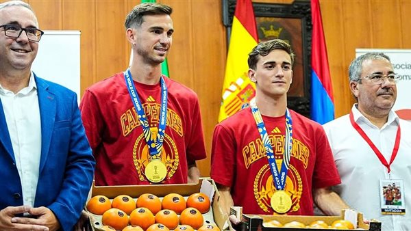 طقوس تكريمية غريبة باستخدام الطماطم للاعبين جافي وفابيان رويز بعد فوزهما بكأس مونديال 2026