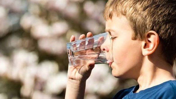 10 إرشادات ذهبية لحماية الأطفال من مخاطر ذروة الصيف والرطوبة المرتفعة