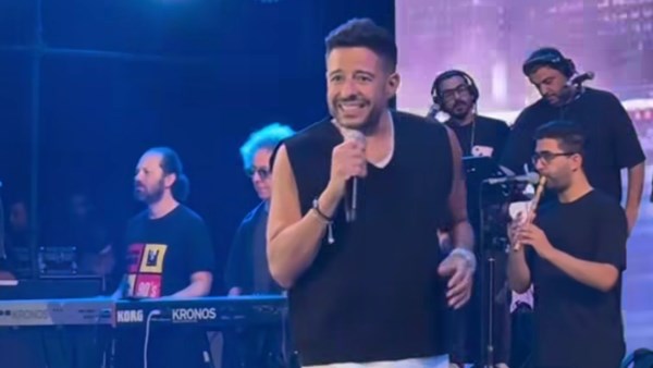 محمد حماقي يبكي متأثرًا بذكرى والده: مكانش في حد زيه