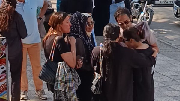 مش مصدق اللي حصل.. انهيار شقيق أحمد جلال عبدالقوي في جنازته