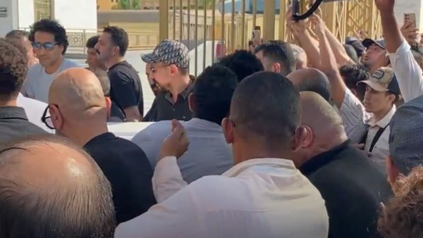 لحظة وصول جثمان والد تامر حسني لأداء صلاة الجنازة.. بث مباشر