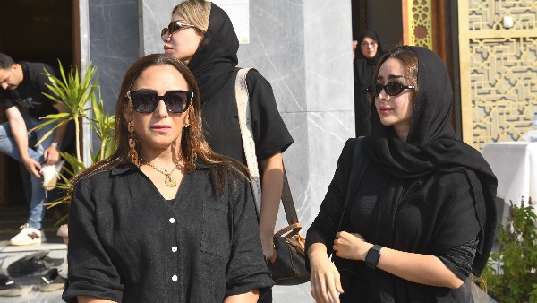 بنت أصول.. شاهد لحظة بكاء هنا الزاهد بجنازة والد تامر حسني