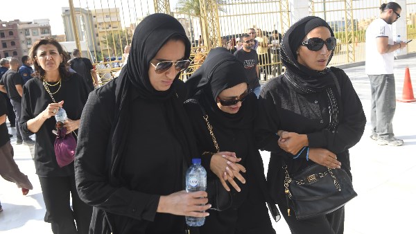 رغم الطلاق.. انهيار والدة تامر حسني في جنازة زوجها السابق
