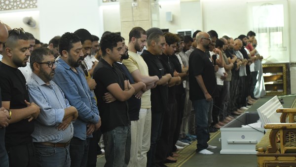 شقيق تامر حسني يؤم المصلين بجنازة والده
