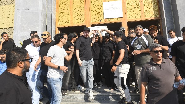 لحظة وفاء.. تامر حسني يحمل نعش والده أمام المسجد
