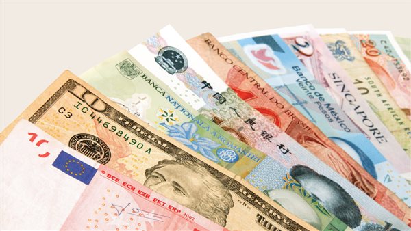 أسعار العملات الأجنبية والعربية أمام الجنيه في البنك الأهلي