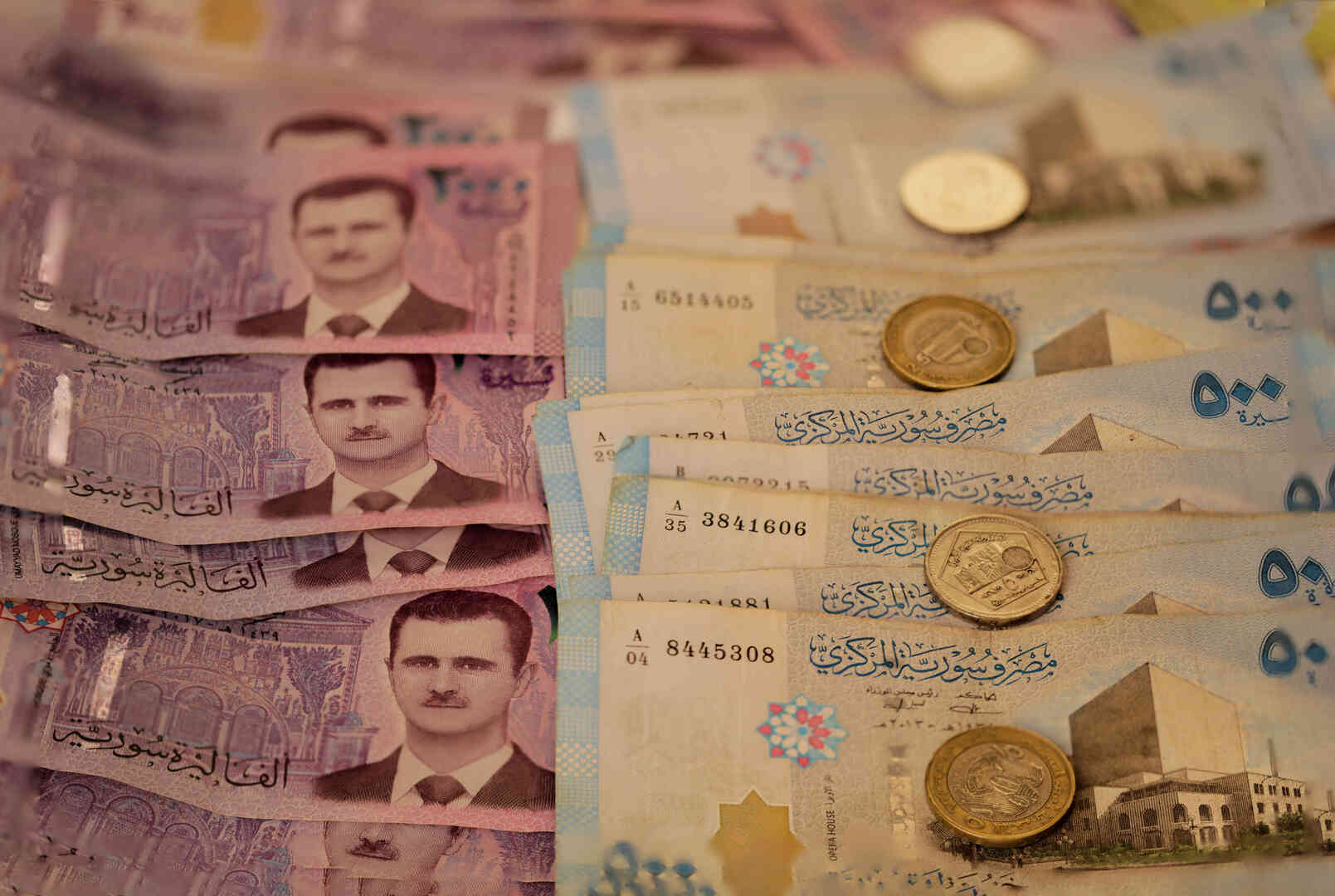 الأسواق السورية تتخلى عن العملة القديمة قبل انتهاء فترة تداولها القانونية