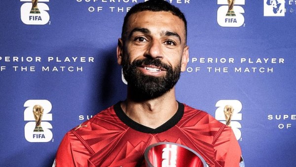 طه دسوقي يدافع عن محمد صلاح برسالة ساخرة: “خش اغسل رجلك وتعالى ذاكر للعيال”