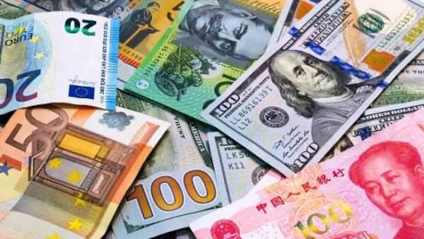 تحركات جديدة في أسعار العملات اليوم.. الدولار يواصل التراجع والدينار الكويتي يتصدر الأعلى سعراً