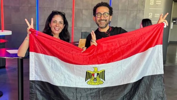 أحمد حلمي ومنى زكي يرفعان علم مصر في مباراة مصر وأستراليا