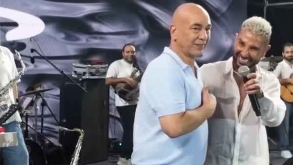 “المدام معاك؟”.. أحمد سعد يحرج حسام حسن بمزحة على المسرح