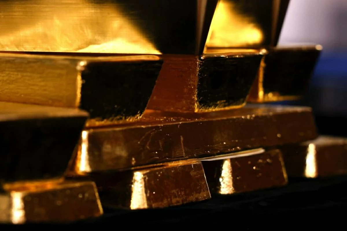 الذهب يقترب من أعلى مستوى في أسبوعين مسجلاً سعر الأونصة 4132 دولاراً