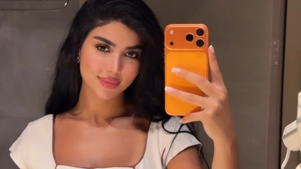 كارولين تتألق بإطلالة صيفية ناعمة على البحر.. والجمهور يشيد بجمالها