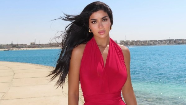 كارولين عزمي تخطف الأنظار علي البحر