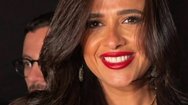 ياسمين عبد العزيز تكشف سر جمالها برد ساخر خلال العرض الخاص لفيلمها في الكويت