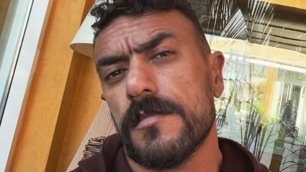 أحمد العوضي يتصدر الترند أثناء مشاهدة شمشون ودليلة بموقف مع سيدة مسنة