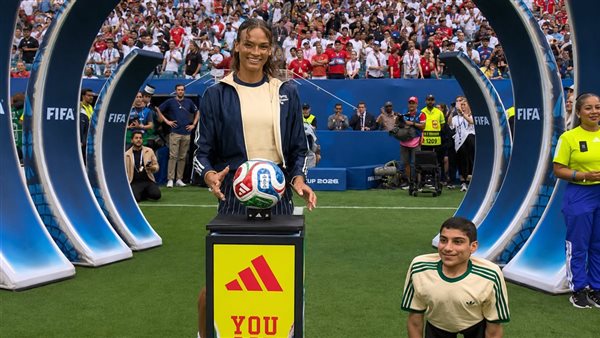 غانم المفتاح يخطف الأنظار بتقديم كرة مباراة إنجلترا والنرويج في كأس العالم 2026