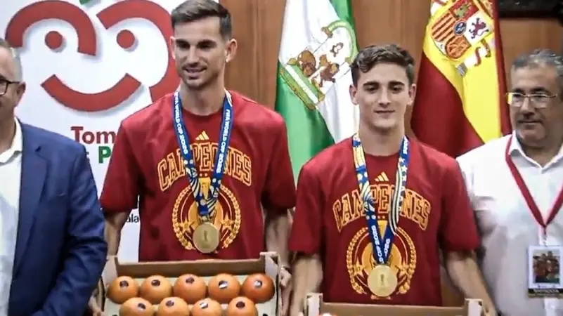تكريم غافي ورويز بأغرب طريقة بعد فوز منتخب إسبانيا بكأس العالم